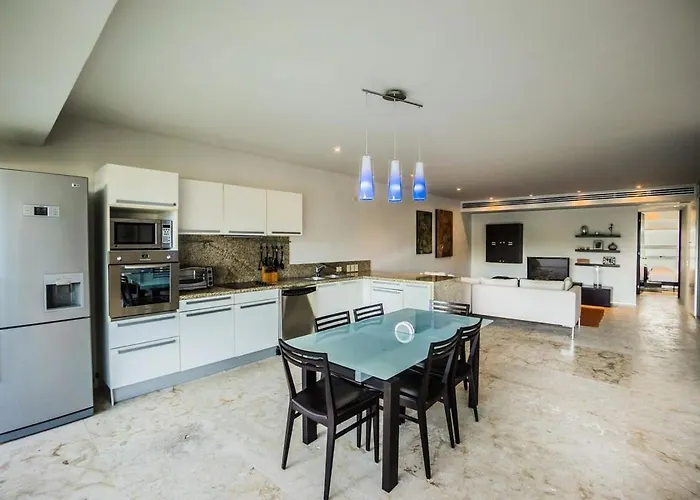 Magia Apartments, Resort-style, Prime Location With Ocean Views! *