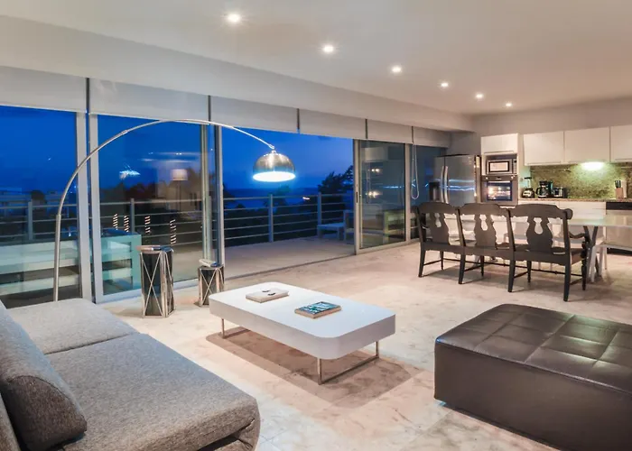 Magia Apartments, Resort-style, Prime Location With Ocean Views! *