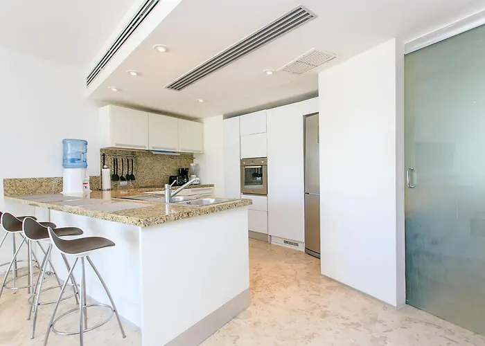 Magia Apartments, Resort-style, Prime Location With Ocean Views!